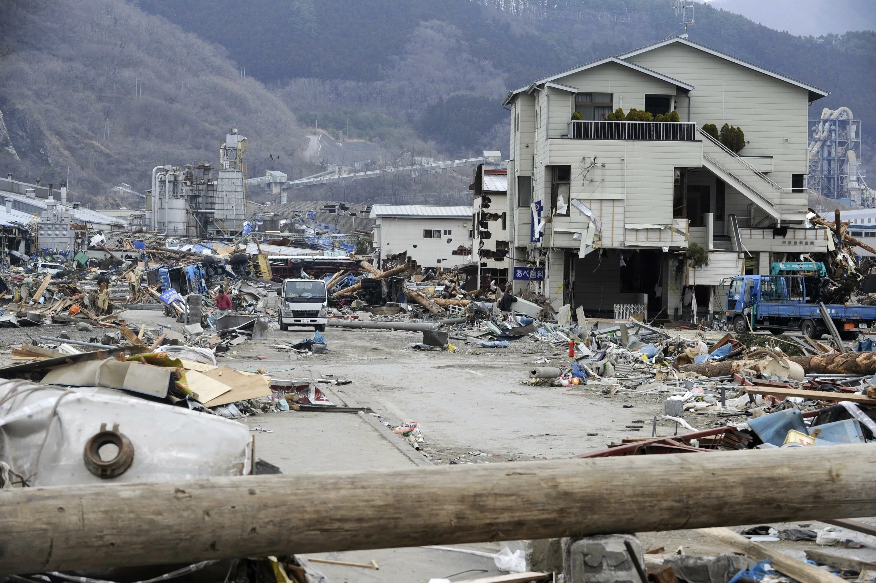 2 апреля землетрясение. ЦУНАМИ Фукусима 2011. Фукусима землетрясение и ЦУНАМИ. ЦУНАМИ В Японии в 2011. ЦУНАМИ Онагава.