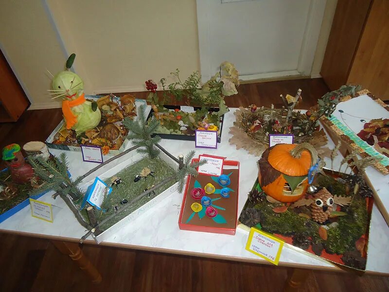 Выставка детских работ в детском саду оформление. Выставка осень в детском саду. Детсад выставки. Выставки в детском саду. Оформление выставки работ детей.