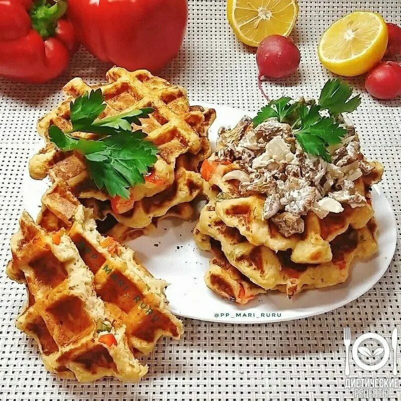 Куриные вафли. Венские вафли с курицей. Бельгийские вафли с курицей. Kfc бельгийские вафли. Куриные вафли.