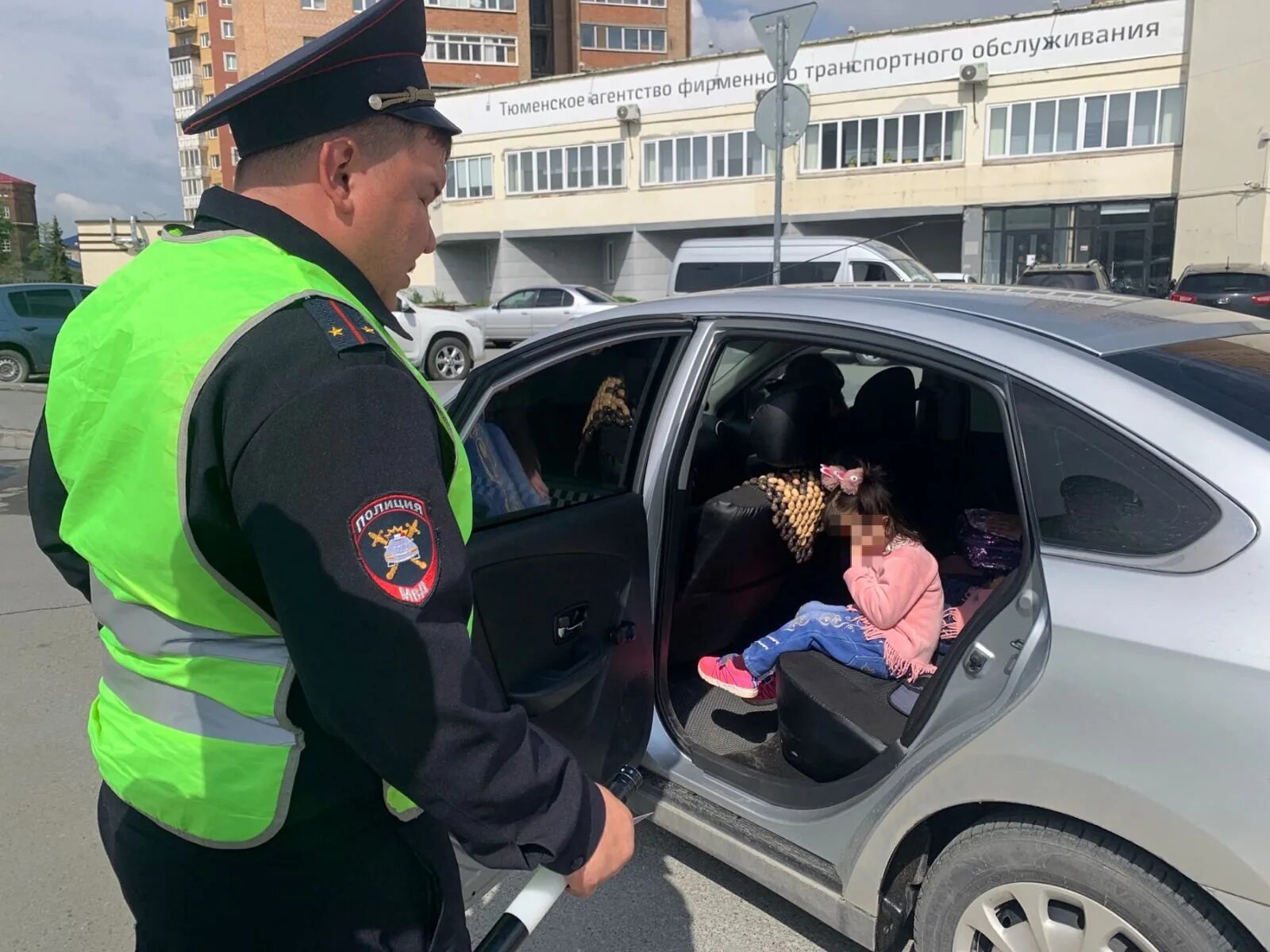 Сотрудник ГИБДД. Сотрудница ГИБДД. Сотрудники Госавтоинспекции. Полиция едет. Таксист тюмень