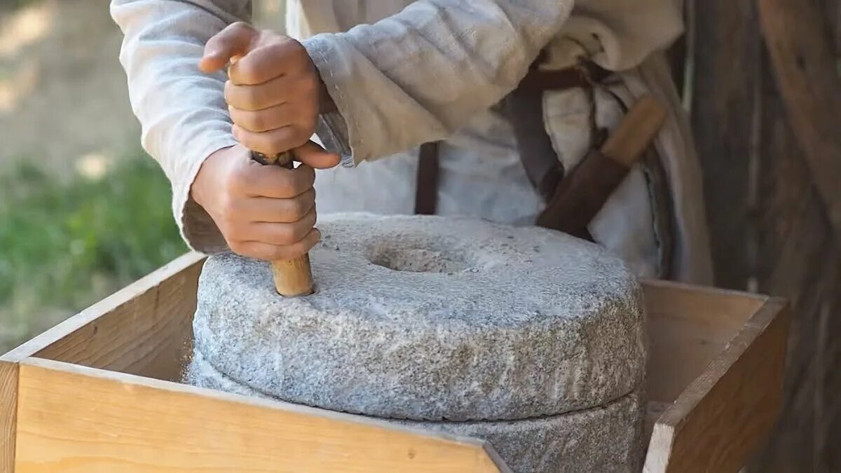 Жернов create. Древняя ручная мельница жернова. каменные жернова для мельницы. древние каменные жернова. каменные жернова для мельницы старинные.