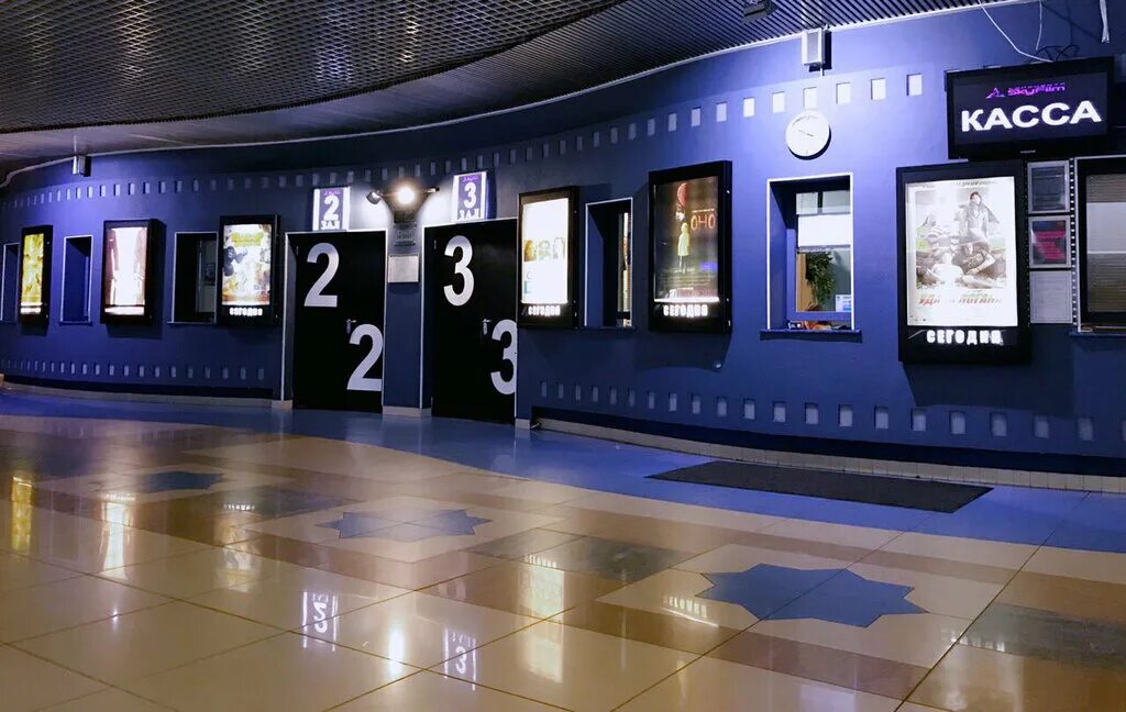 В зале кинотеатра было 15. Вестибюль кинотеатра. Фойе кинотеатра. Холл кинотеатра. Интерьер фойе кинотеатра.