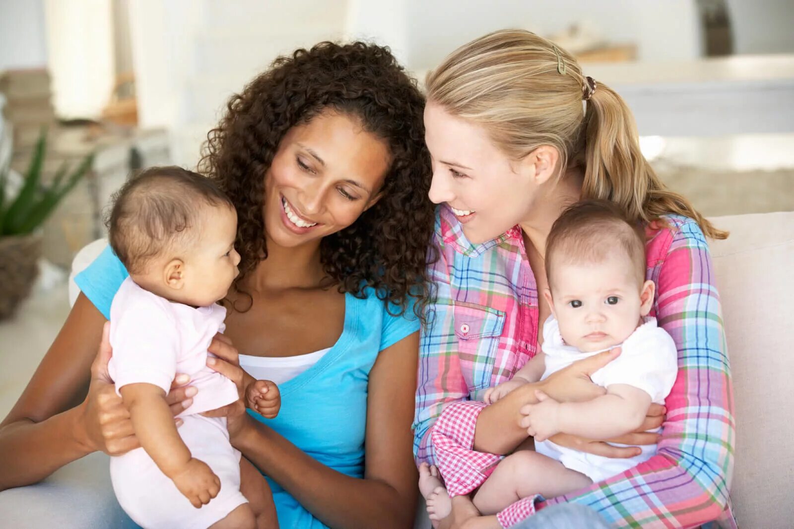 Mom surprises. Женщина с 2 детьми. Мать с двумя детьми. Молодая мама с двумя детьми. Молодые мамы.