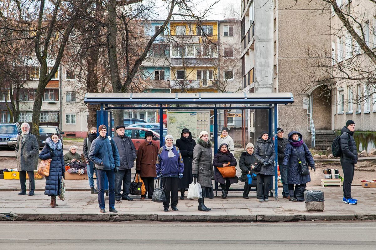 Люди ждут автобус на остановке. Люди на остановке. Автобусная остановка с людьми. Много людей на автобусной остановке. Пешеход на остановке.