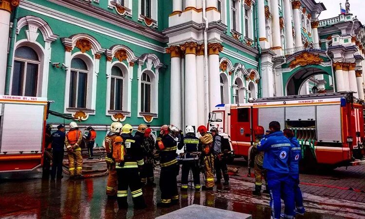 Пожары в музеях библиотеках. Пожар в музее. Пожар в Эрмитаже. Пожары в музеях России. Тушение пожара в музее.