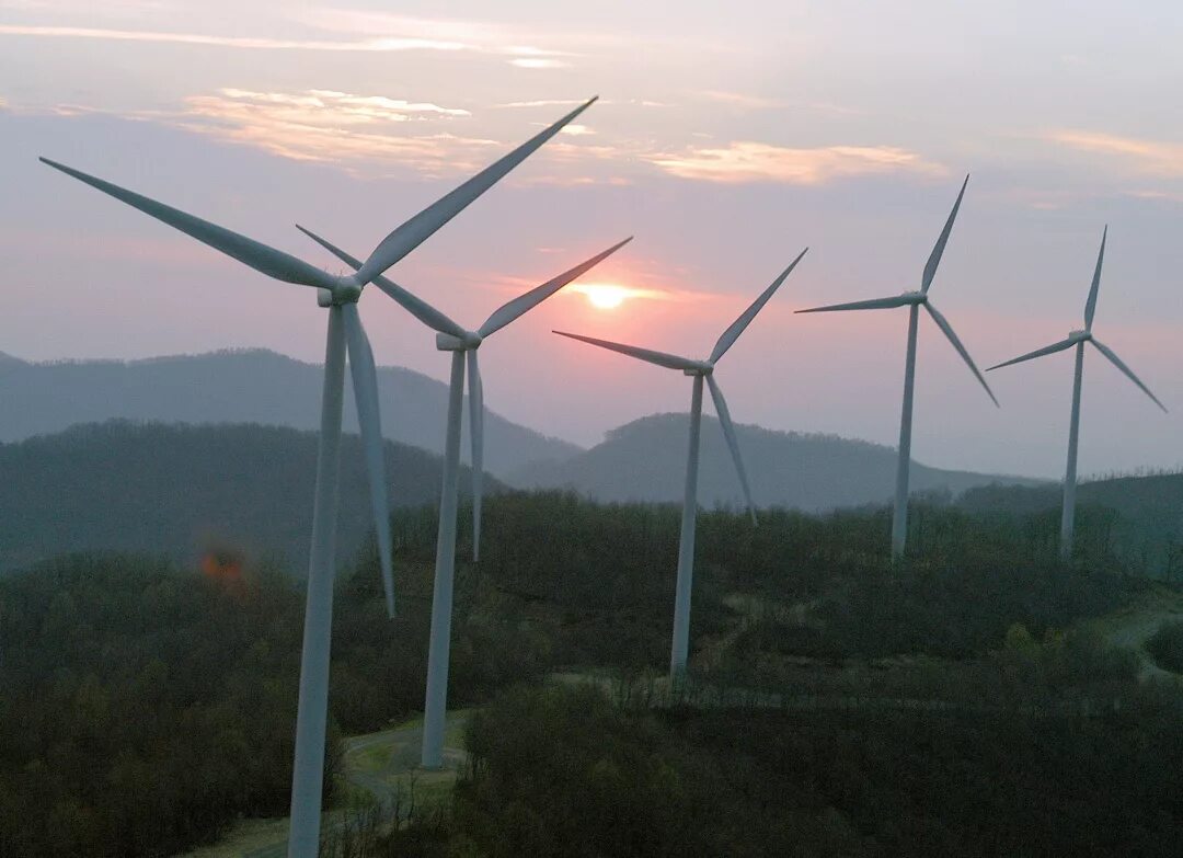 ветряная электростанция. ветряки экология. вэс альта. наземная ветровая электростанция. ветропарк в норвегии.