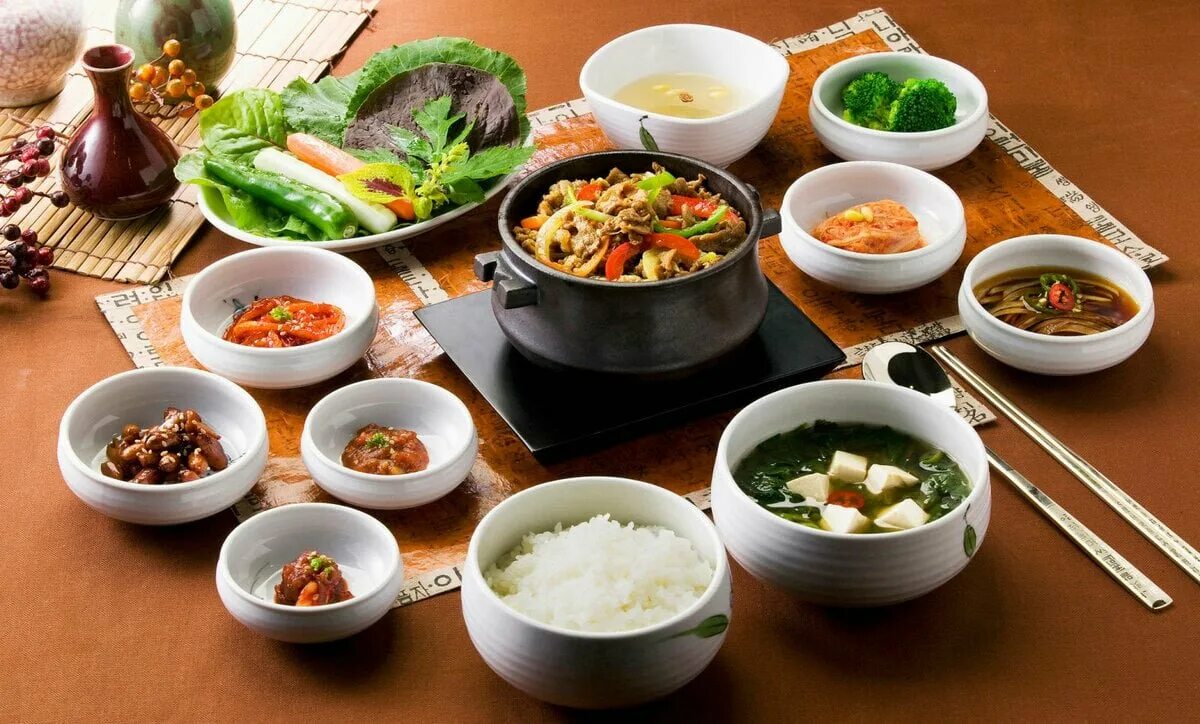 Южный обед. Южная Корея традициянальная еда. Южная Корея кухня кимчи. Пибим куксу. Корейская еда Джокбал.
