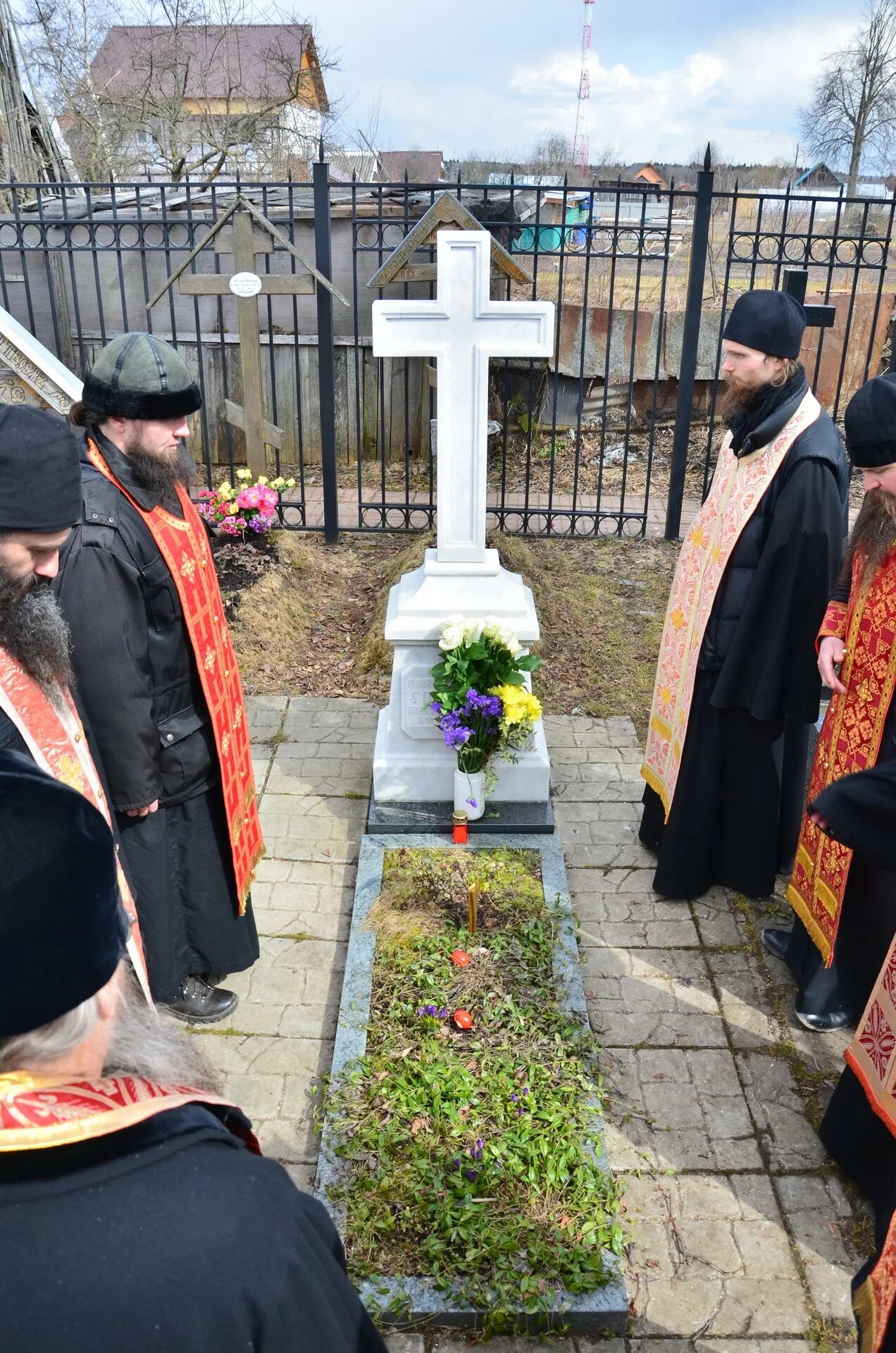 На благовещение можно ездить на кладбище. Деулино Сергиев Посад кладбище Братское.