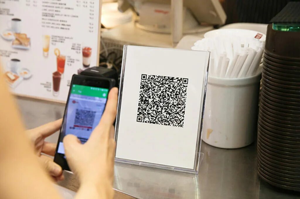 QR код в магазине. Таблички с QR кодами. Терминал для оплаты по QR коду. Смартфон QR код. Сканер куар и штрих