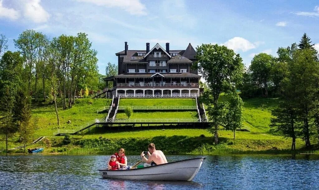 зимняя турбаза. вилла времена года самарская область. 12 месяцев турбаза домик. тверская область эко парк. времена года дом отдыха.