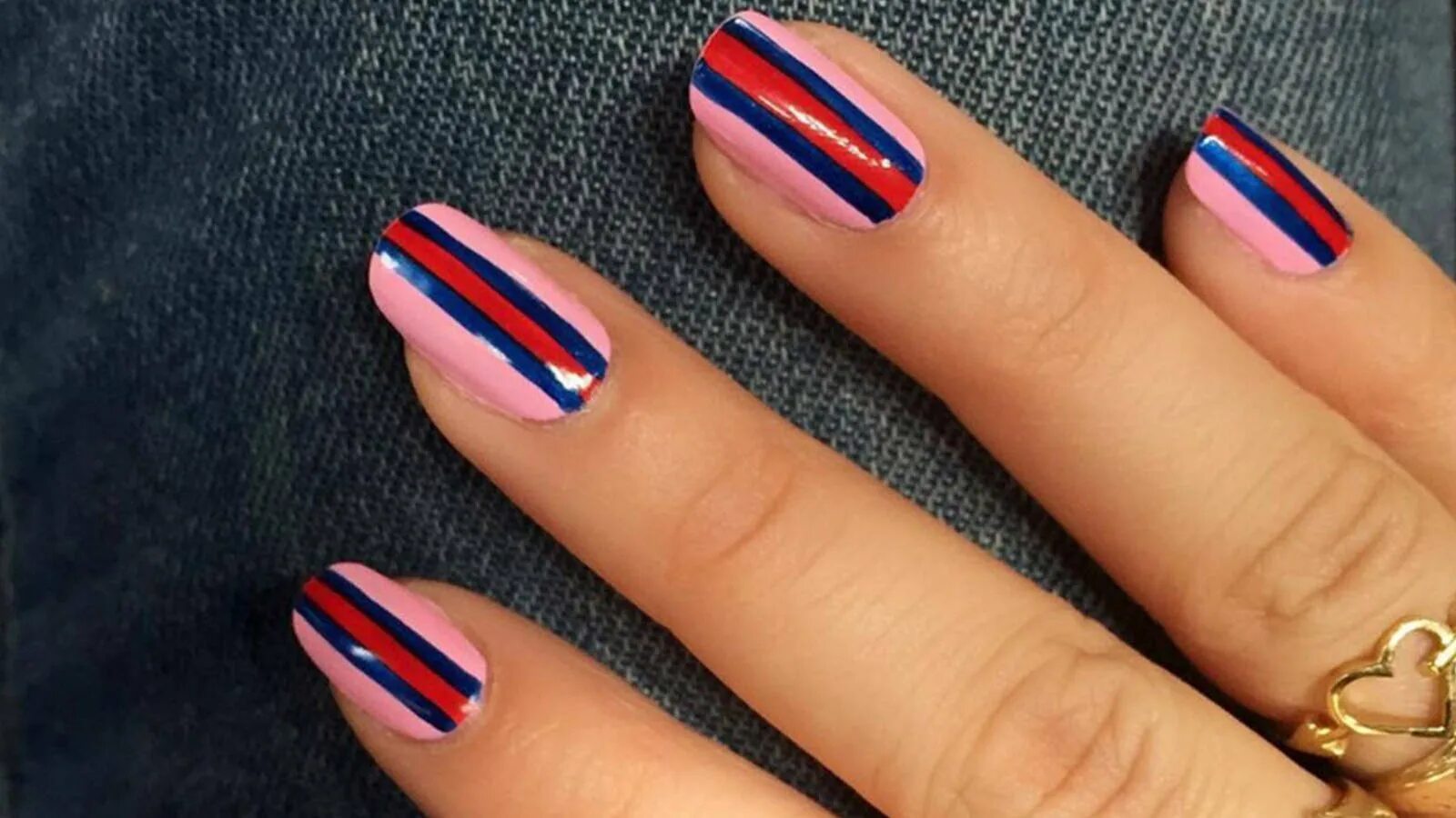 маникюр визуально удлиняющий ногти. маникюр визуально удлиняющий короткие ногти. ногти с полоской посередине. маникюр который удлиняет ногти зрительно. цвет визуально удлиняющий ногти.
