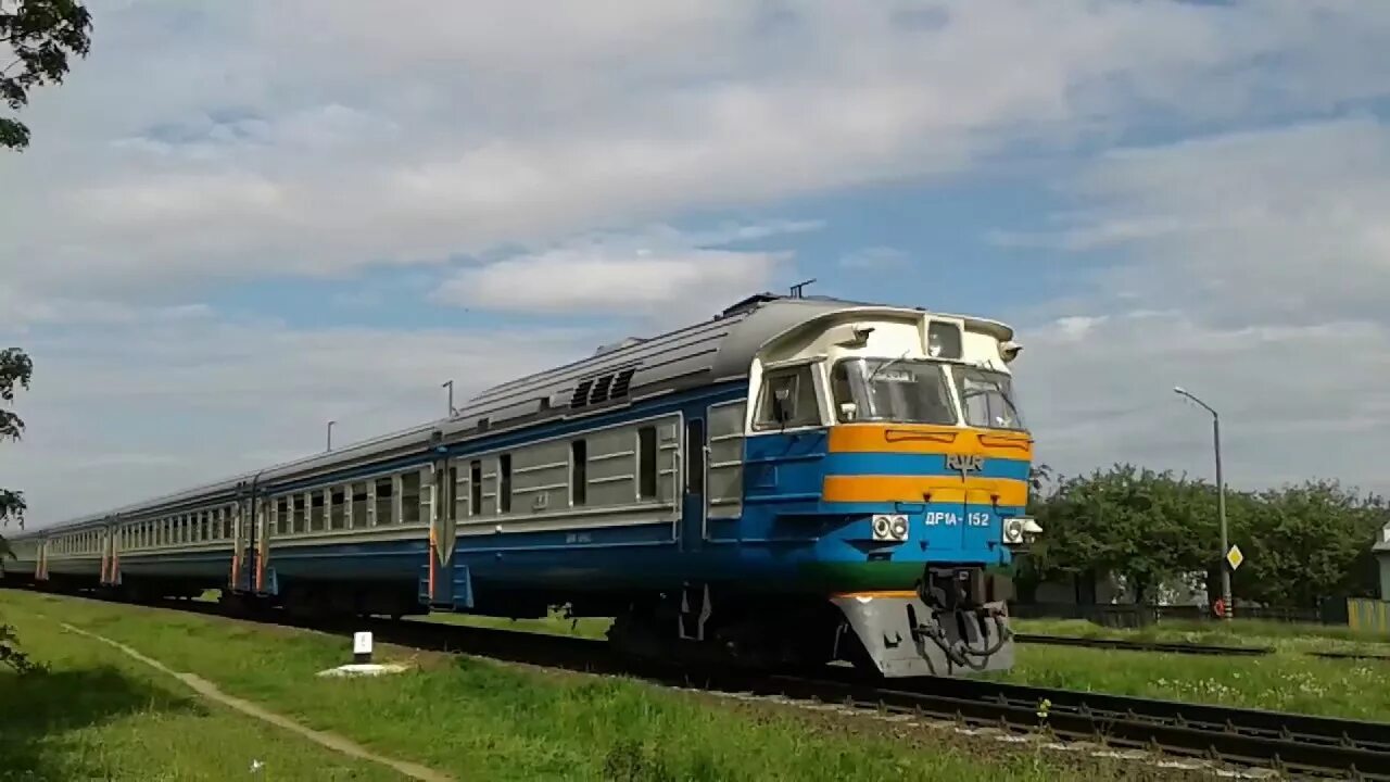 Поезд минск лунинец. Дизель поезд Лунинец Брест. Брест Лунинец поезд. Лунинец Минск поезд. Дизельный поезд.