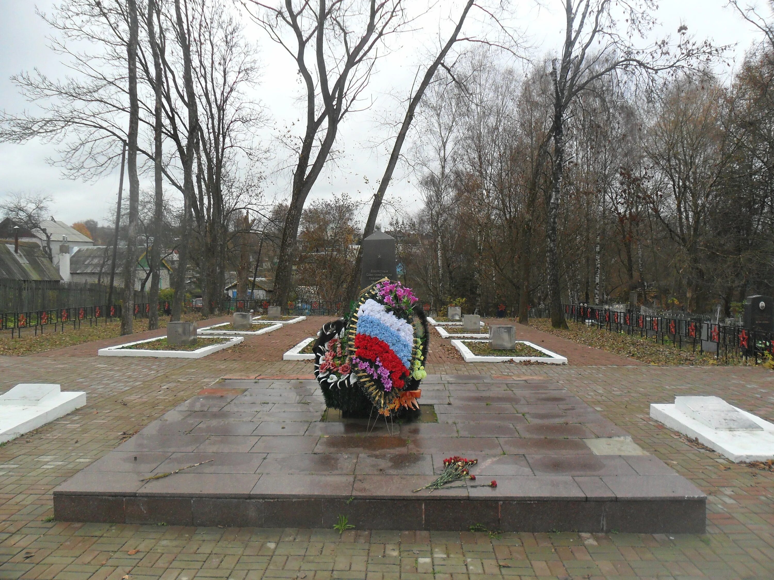 Братская могила город тихвин ленинградская область. Тихвин фото братского кладбища. Фишева гора тихвин. Тихвин памятник братское кладбище. Древнее кладбище в тихвине.