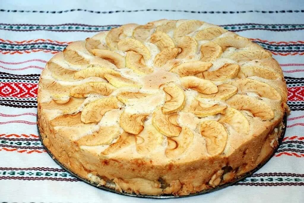 Пышные пироги с яблоками рецепты. Пирог шарлотка с яблоками. пышный пирог с яблоками.