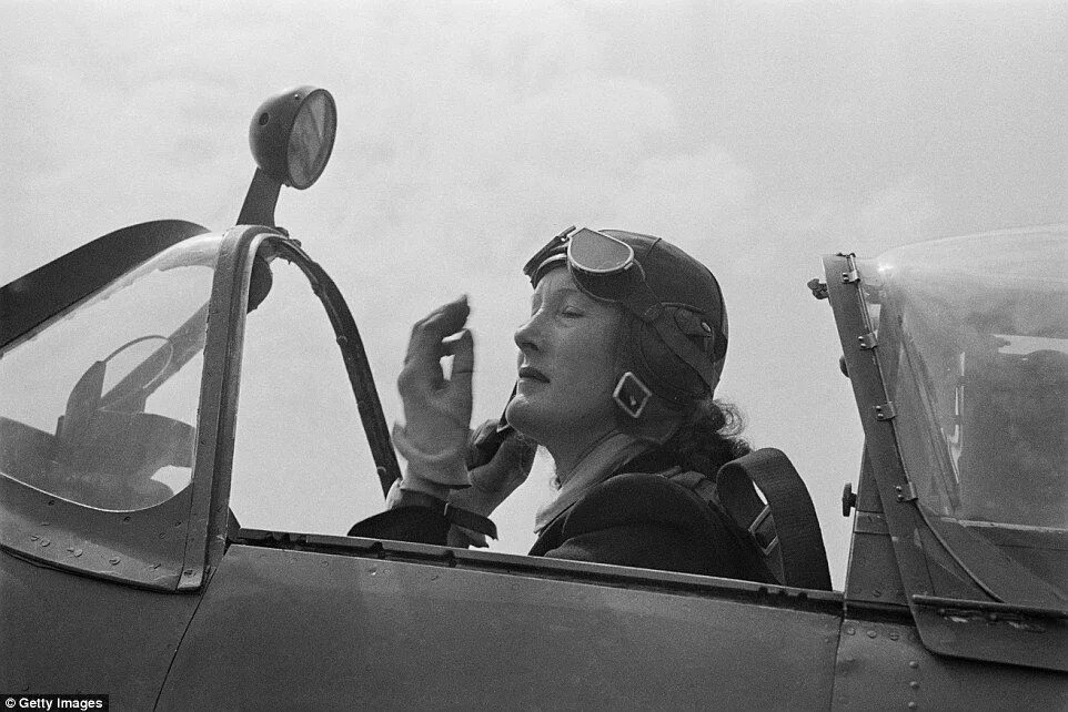 She flies planes. Эми Джонсон летчица. Керри Дункан летчица. Raf Pilots 1940. Летчик ретро.