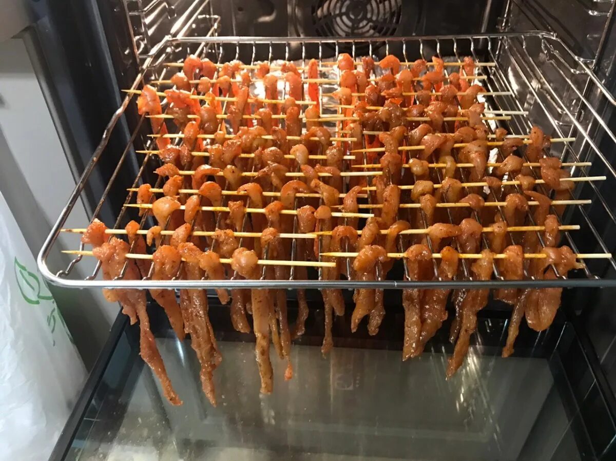 Куриные слитые. Куриные ножки в духовке на решетке. мясо на решётке в дузовке. голень куриная в духовке на решетке. куриные чипсы в духовке.