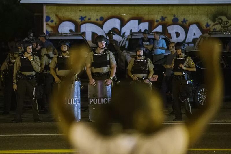 Ferguson, missouri. Протесты в фергюсоне. A white police officer kills michael brown in ferguson, missouri, leading to protests and unrest across the us. Фергюсон миссури немецкие. Фергюсон миссури немецкие.