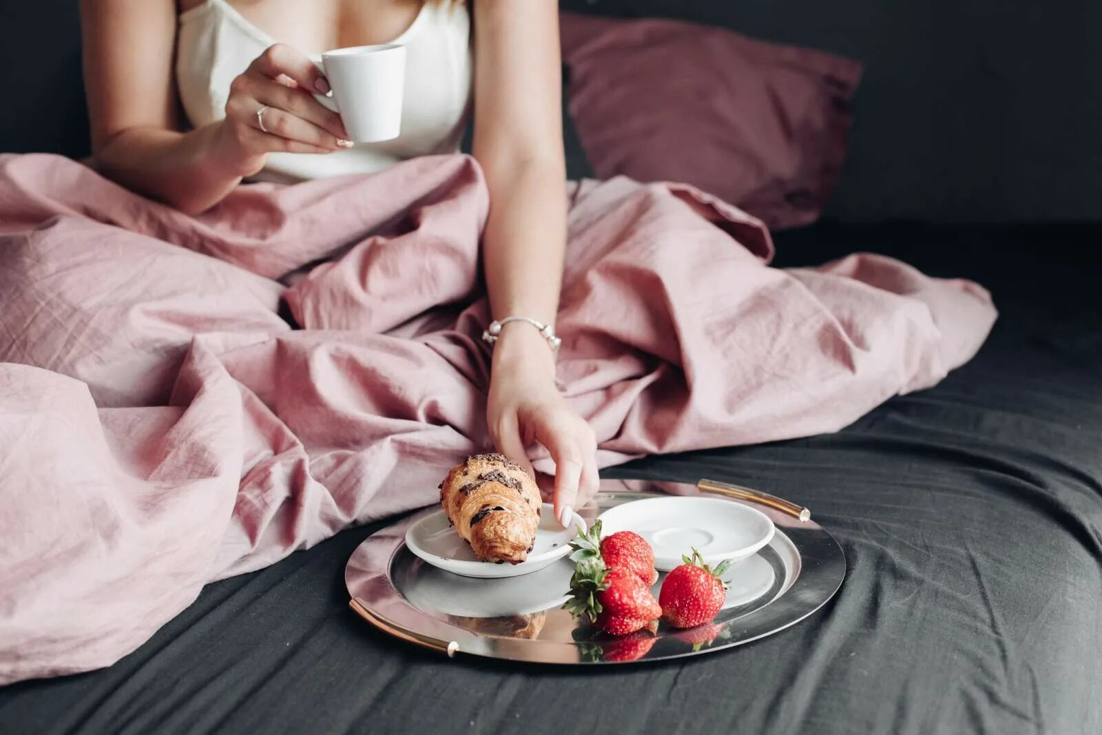 Завтрак в постель. Кофе в постель. Кофе в постель девушке. Кофе в постель для любимой.