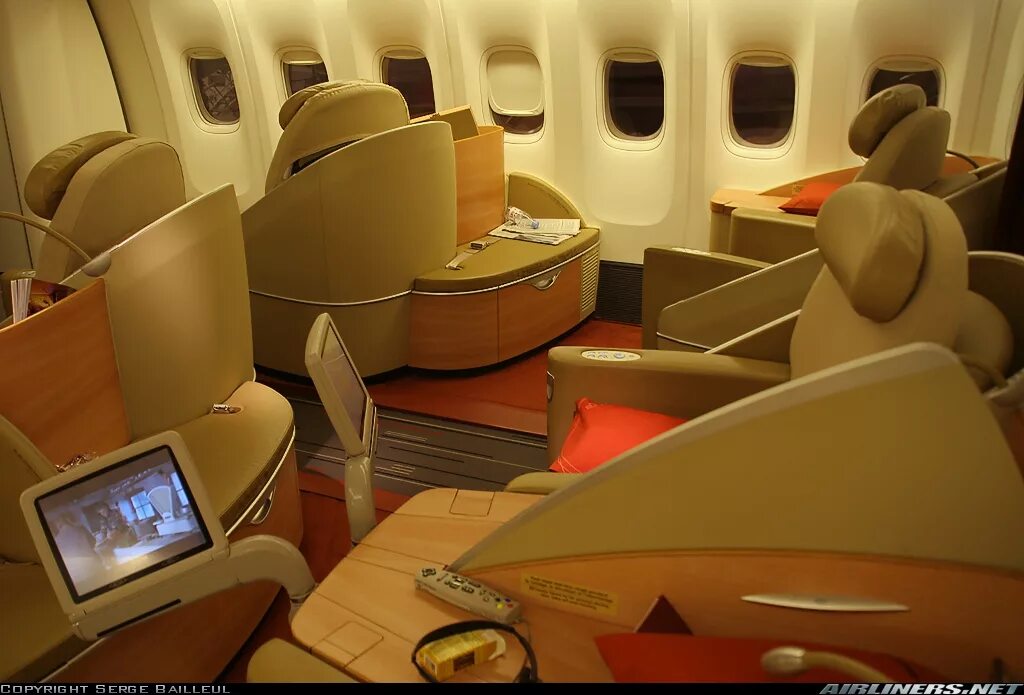 Вип места в самолете. Первый класс боинг 777. боинг 777 салон бизнес. boeing 777 первый класс. боинг 777 вип.