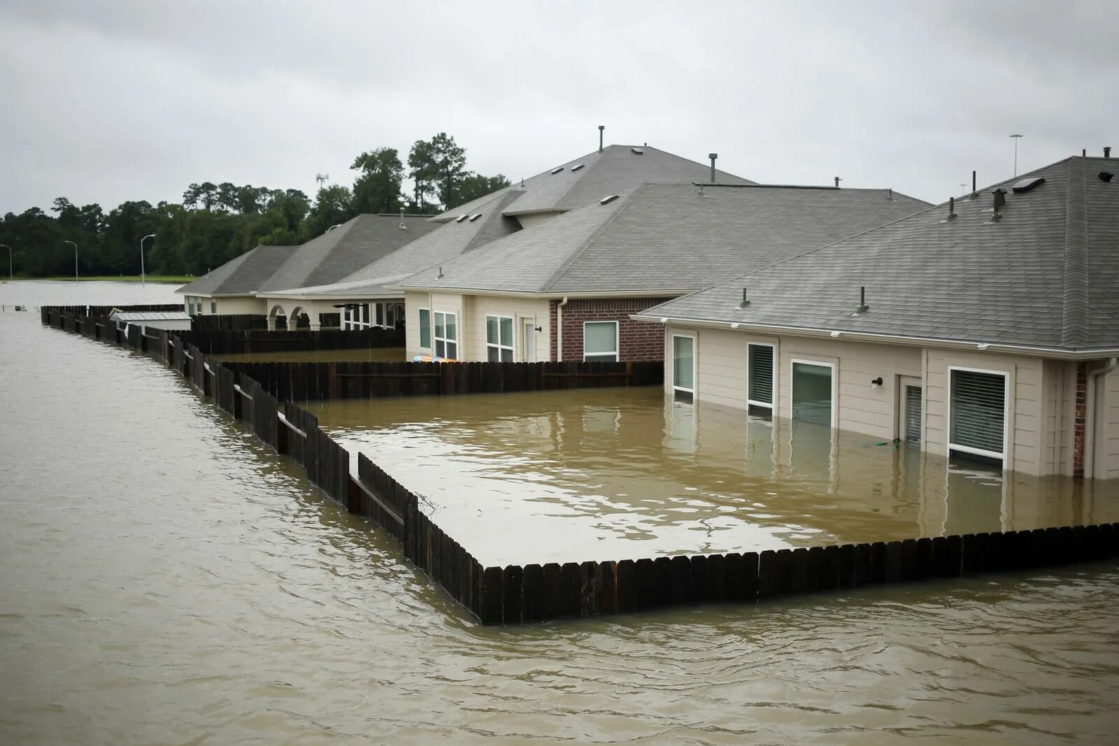 Два затопленных дома. Затопленный дом. Наводнение. Затопило дом. Затопление дома.