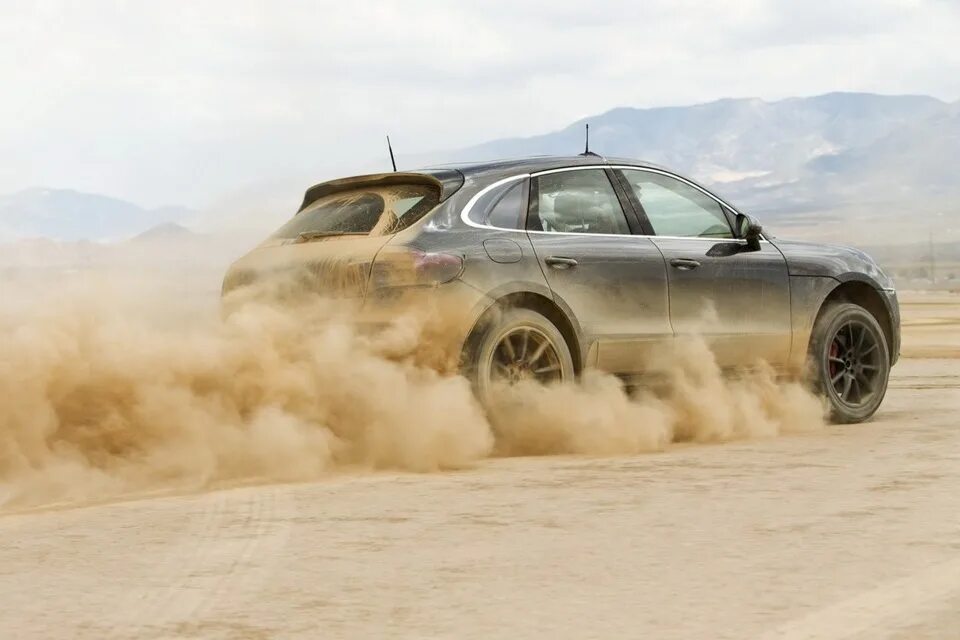 Машина в пустыне. Машина в пустыне. Hyundai veloster rally. Пыль из под колес. Dust car.