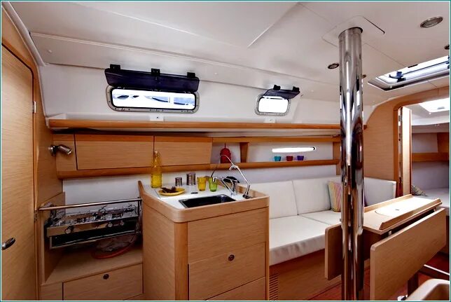 Каюта камбуз. Камбуз яхты beneteau. бавария 46 каюты. камбуз на яхте. камбуз на катере.
