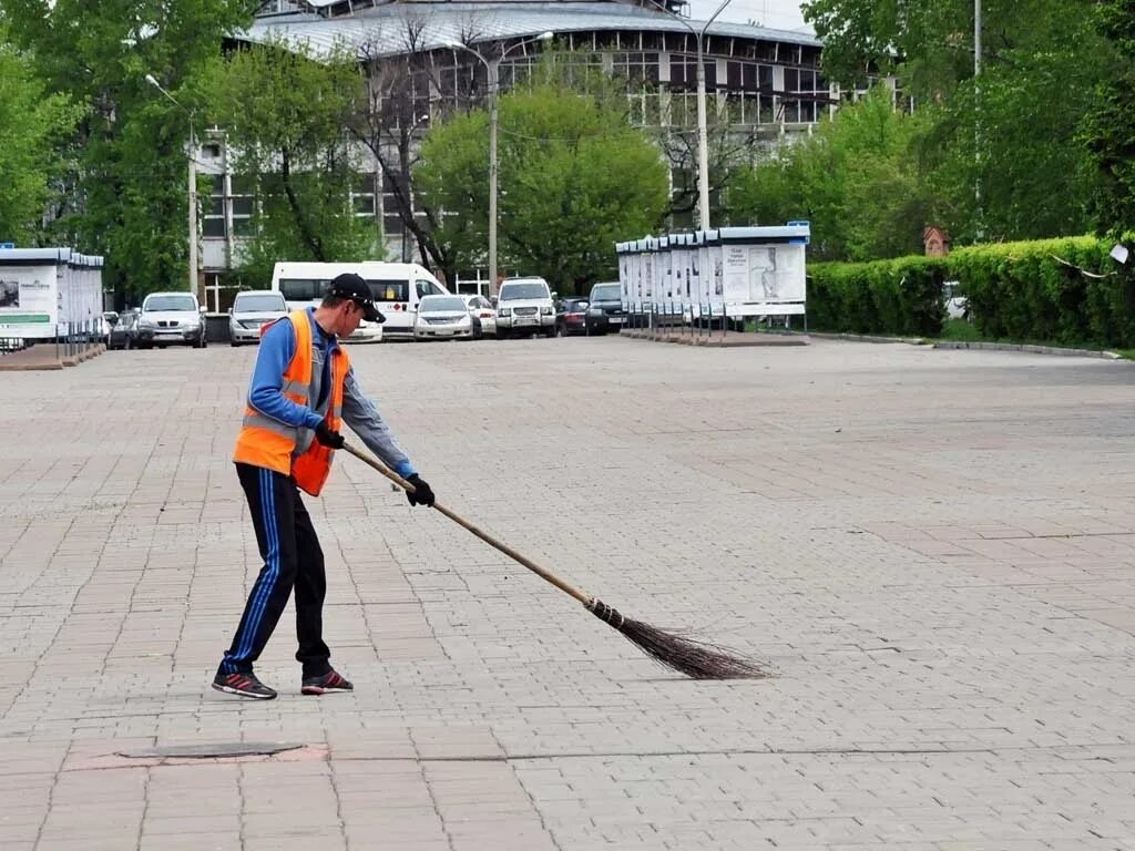Дворник подметает. Дворник с метлой. Дворник гастарбайтер. Дворник. Телефон дворника.