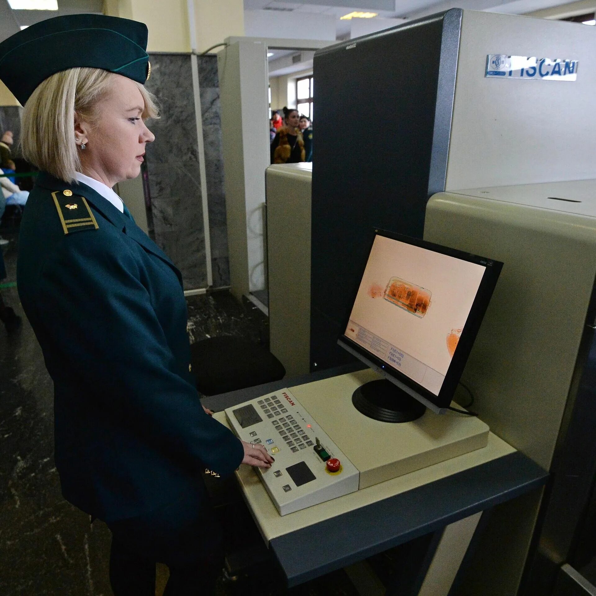 Управление пограничного контроля. Отряд пограничного контроля шереметьево. отряд пограничного контроля в международном аэропорту домодедово. таможенный контроль. сотрудник пограничного контроля.