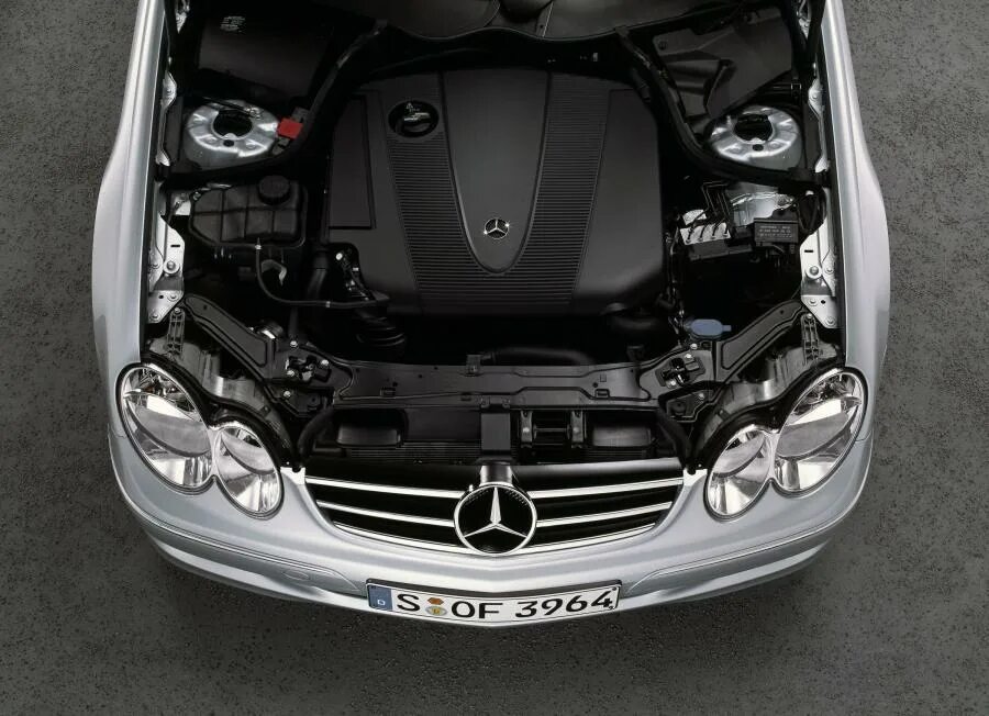 Моторный отсек Mercedes-Benz E300 e AMG Line в кузове W213 2018 года выпуска для
