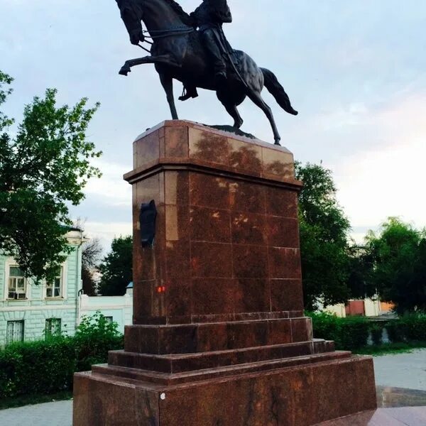 Памятник м и платову. Памятник платову в новочеркасске. конный памятник платову. платов в новочеркасске на коне.