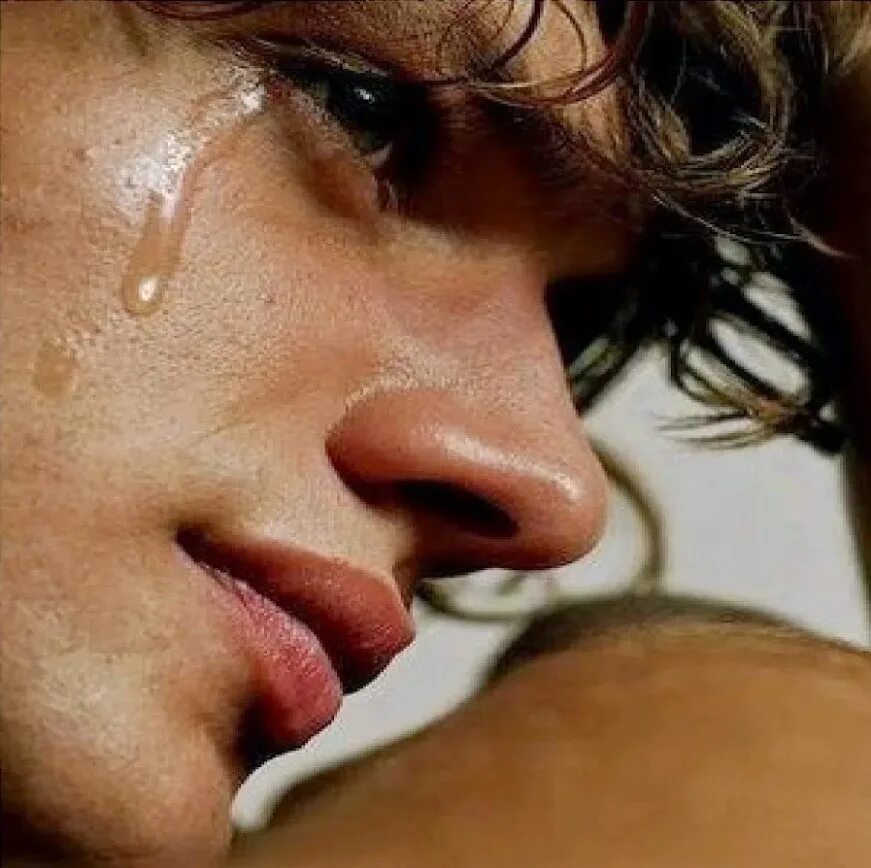 Плачущие мужчины видео. Парень плачет. Мужские слезы. Парень в слезах. Красивый парень плачет.