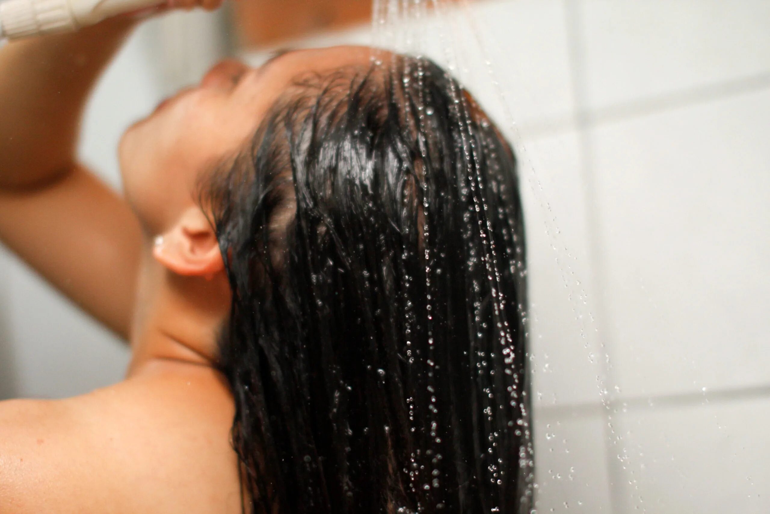 Мытье волос. Мыть голову. Мокрые длинные волосы. Вода для ополаскивания волос. Shower brunette