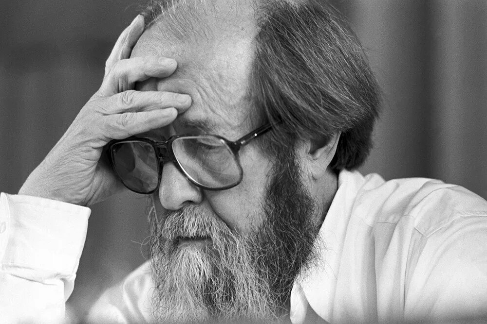 Валенти́н петро́вич ката́ев. Солженицын. Писатели последних лет. Александр исаевич солженицин. Александр солженицын.