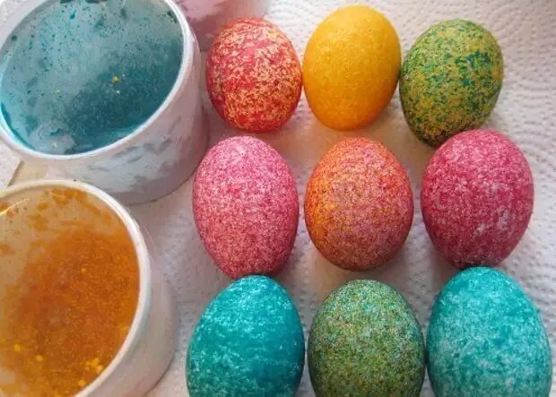 Можно красить яйца красками. Красим яйца пищевыми красителями. Окрашивание яиц пищевыми красителями. Окрашивание яиц на Пасху в рисе. Красивые крашенные яйца.