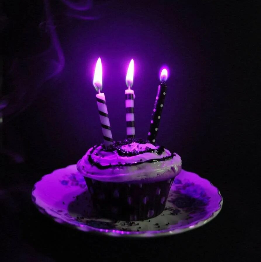 День рождения в темноте. Свечи для торта. Тортик со свечками. Фиолетовый торт со свечками. Пирожное со свечкой.