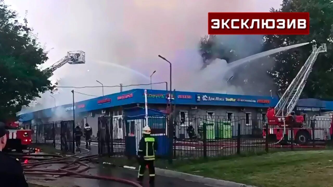 Пожар в Солнцево. Пожар на рынке в Москве. Пожар на рынке в Солнцево. Пожар в московской области крокус