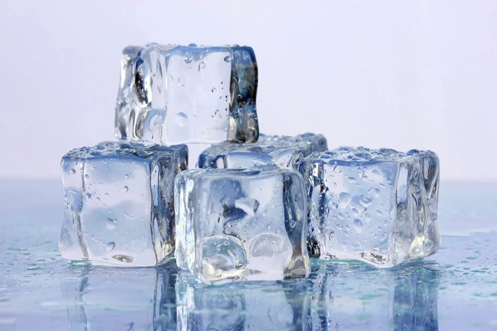 Лед взятый. Кубики льда на Светлом фоне.