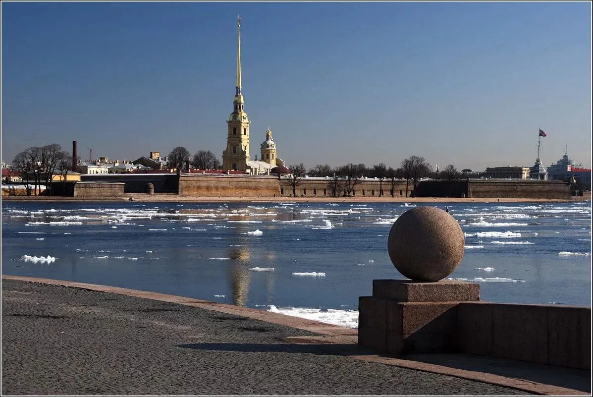 Петропавловская крепость весной. Петропавловская крепость со стрелки Васильевского острова. Петропавловская крепость вид с Невы. Стрелка Васильевского острова весной.