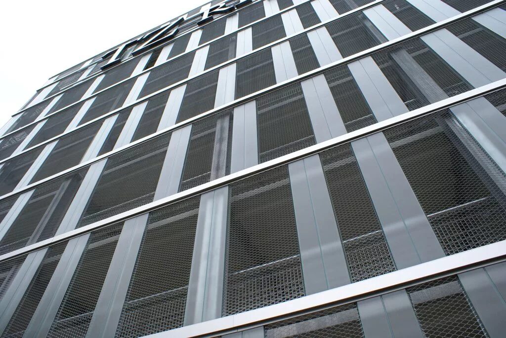 фасад просечно-вытяжной металл. отделкой сеткой фасадов. отделкой сеткой фасадов. декоративная металлическая сетка для фасада. фасад из перфорированных панелей.