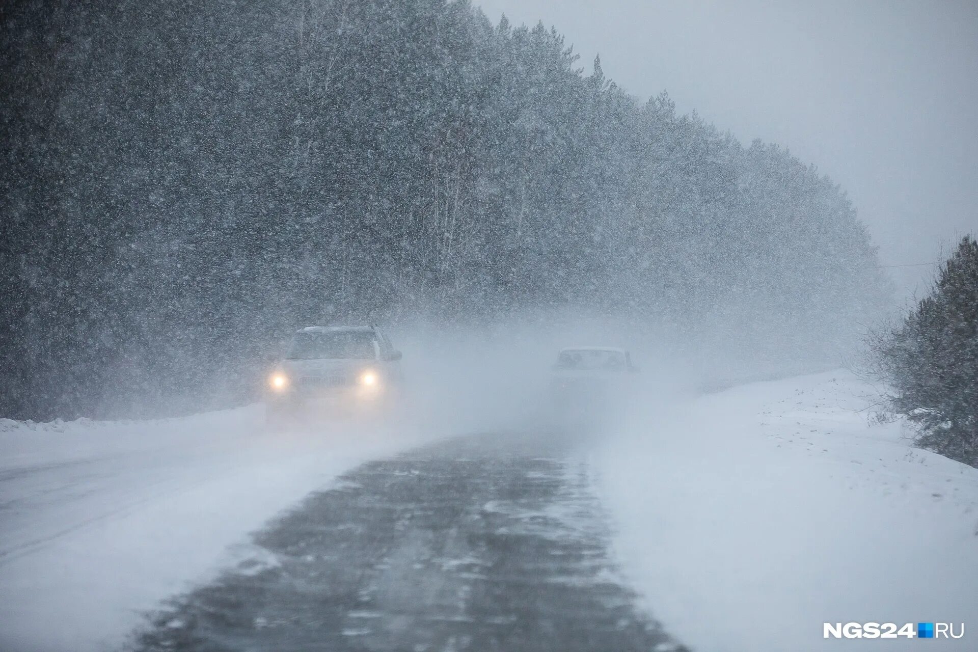 Погодные условия весной. Сильный снегопад на дороге. Метель на дороге. Метель на трассе. Снег на трассе.