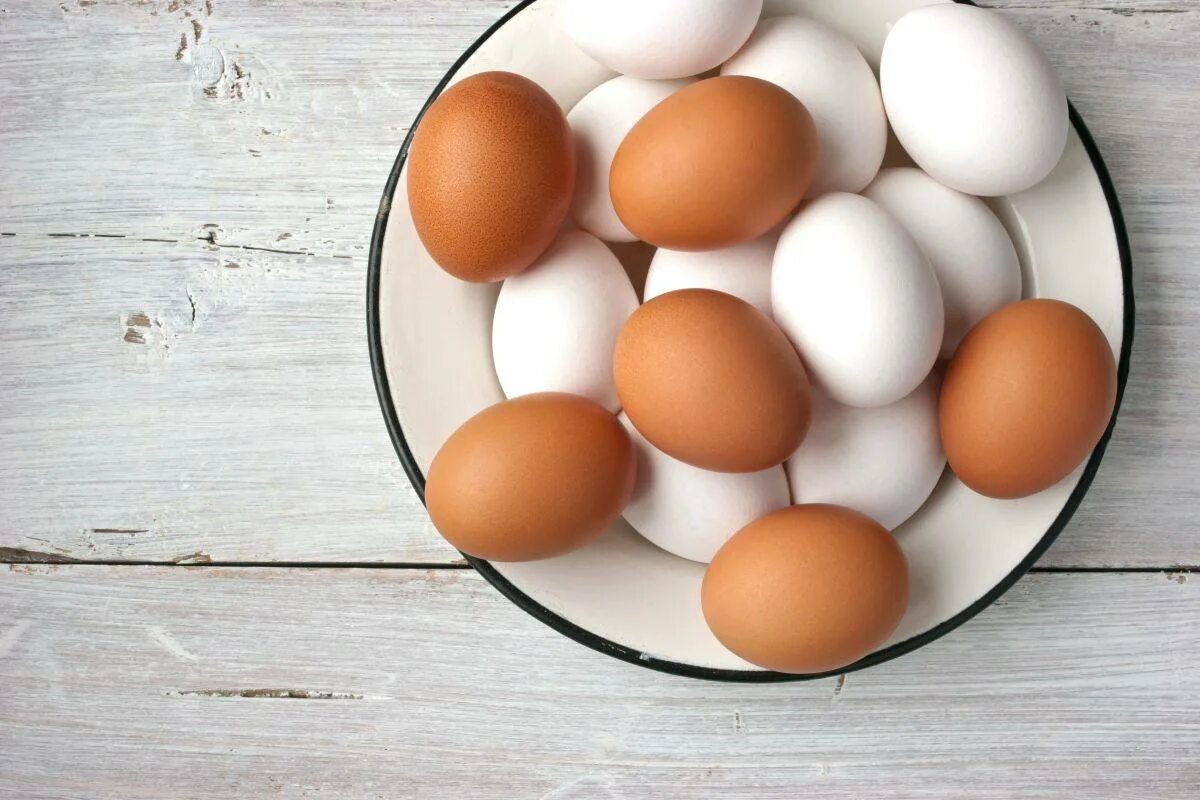 Яйцо куриное. Красивые куриные яйца. Коричневое яйцо. Курица с яйцами. Обтянутые яйца