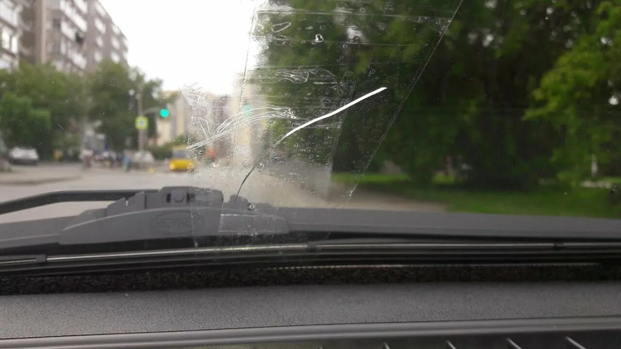 Трещина на лобовом. Треснуло лобовое стекло. Трещина на стекле автомобиля. Трещины на ветровом стекле.