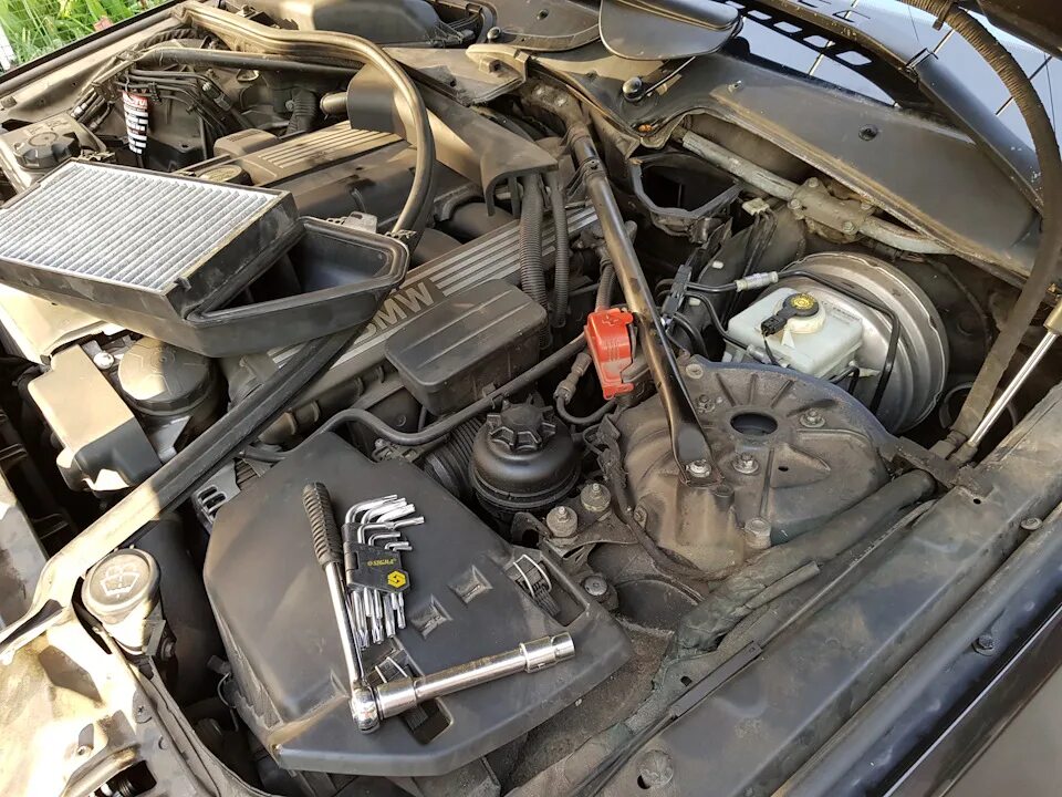 Антифриз бмв ф10. Бачок тормозной жидкости бмв е60. Жидкости bmw. Bmw 525 тормозная жидкость. Жидкости bmw.