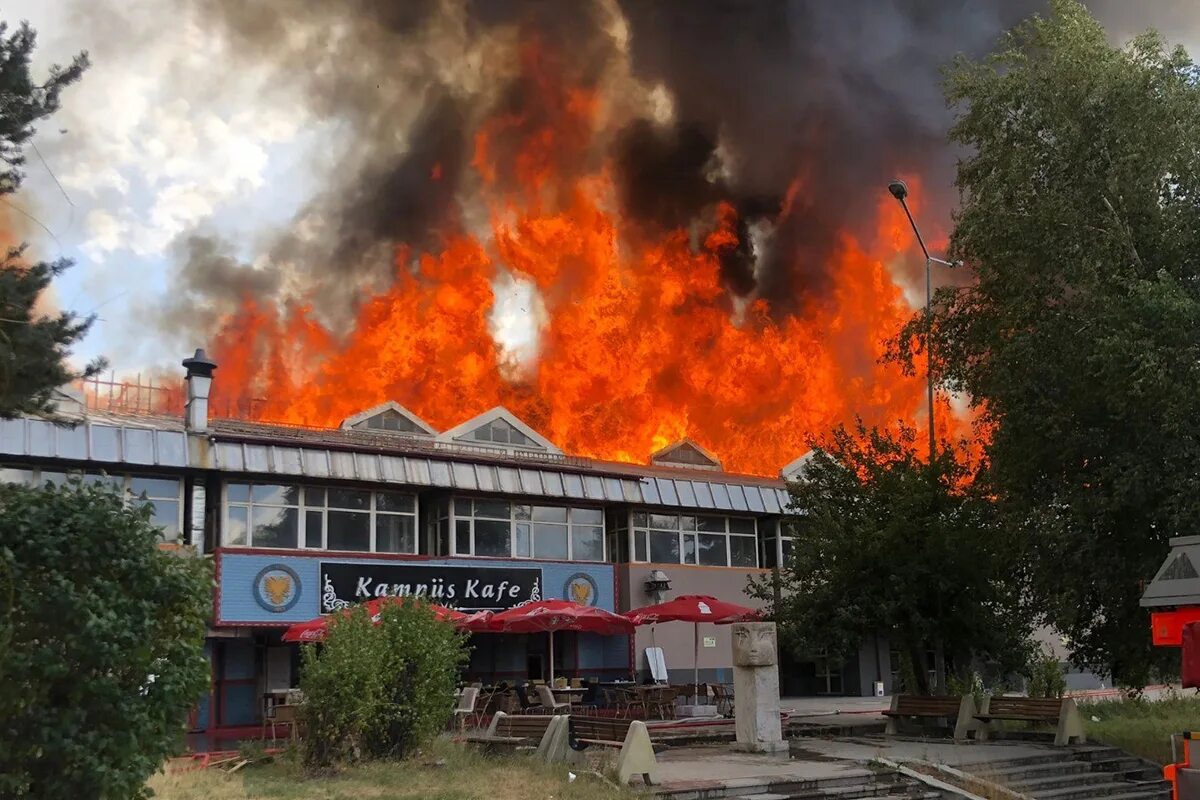 Массовый пожар. Большой пожар. Пожар в Азове. Губкина университет пожар. Сгорел на английском