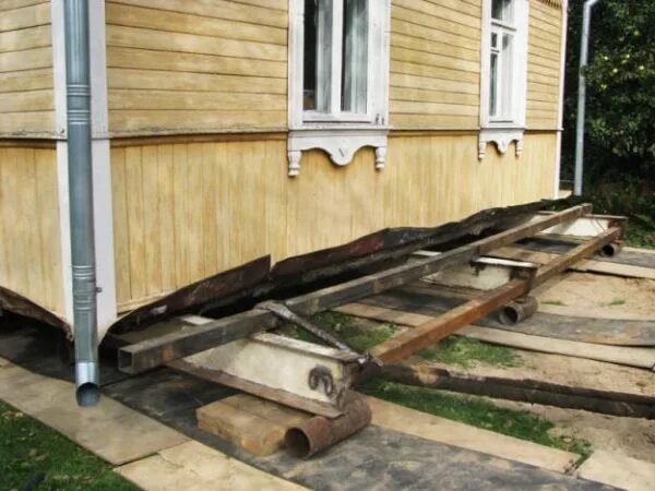 Как передвинуть ось. Перемещение деревянного дома. домкрат для подъема деревянных домов. передвинуть бытовку. подъем деревянного дома домкратами.