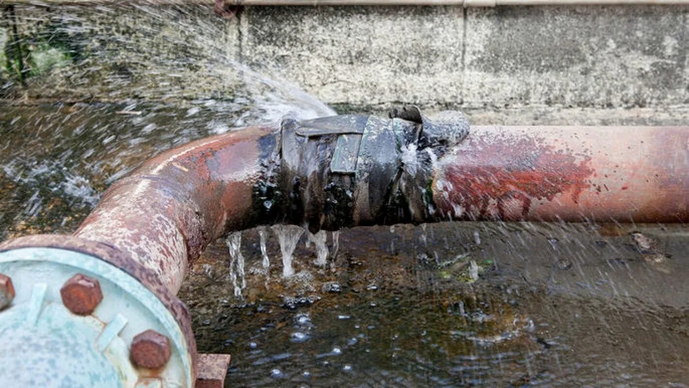 Старая труба центрального водопровода. Порыв водопровода. Порыв трубы водопровода. Прорвал водопровод. Изношенные трубы водоснабжения.