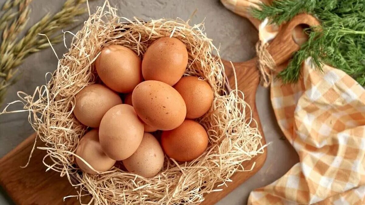 Яйцо куриное. Яйцо куриное фермерское. Фермерские яйца. Яйца Деревенские.