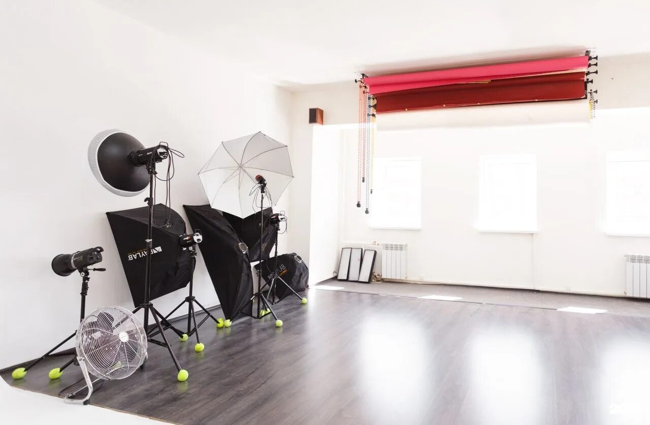 Стены наполовину крашеные. Own a condo or a house. For sale by owner. Rent look. Лук для студии.