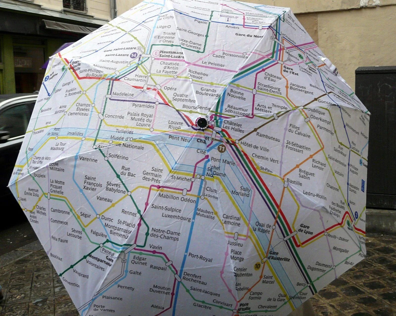 Реакция карт на зонтика. Зонт в метро. Водоотводящий зонт метро. Зонт в метрополитене. Водоотводящие зонты в метрополитене.