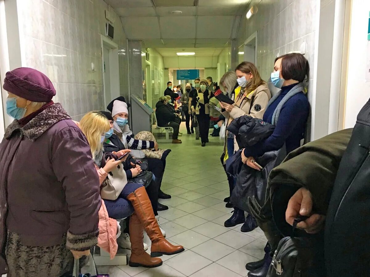 Прием без очереди. Очередь в поликлинике. очередь к терапевту. люди в очереди в поликлинике. поликлиника коридор очередь.